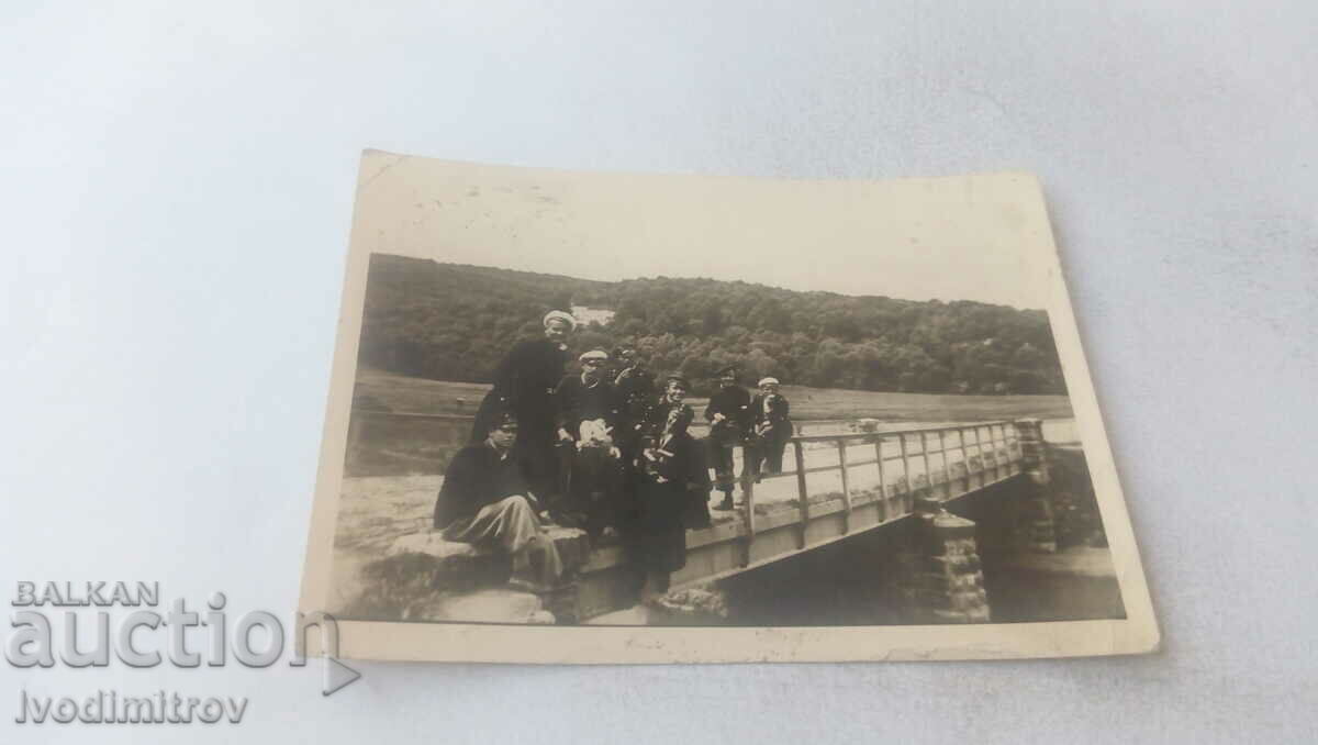 Fotografie Tineret pe un pod peste un râu