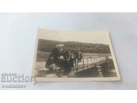 Снимка Младежи на мост над река