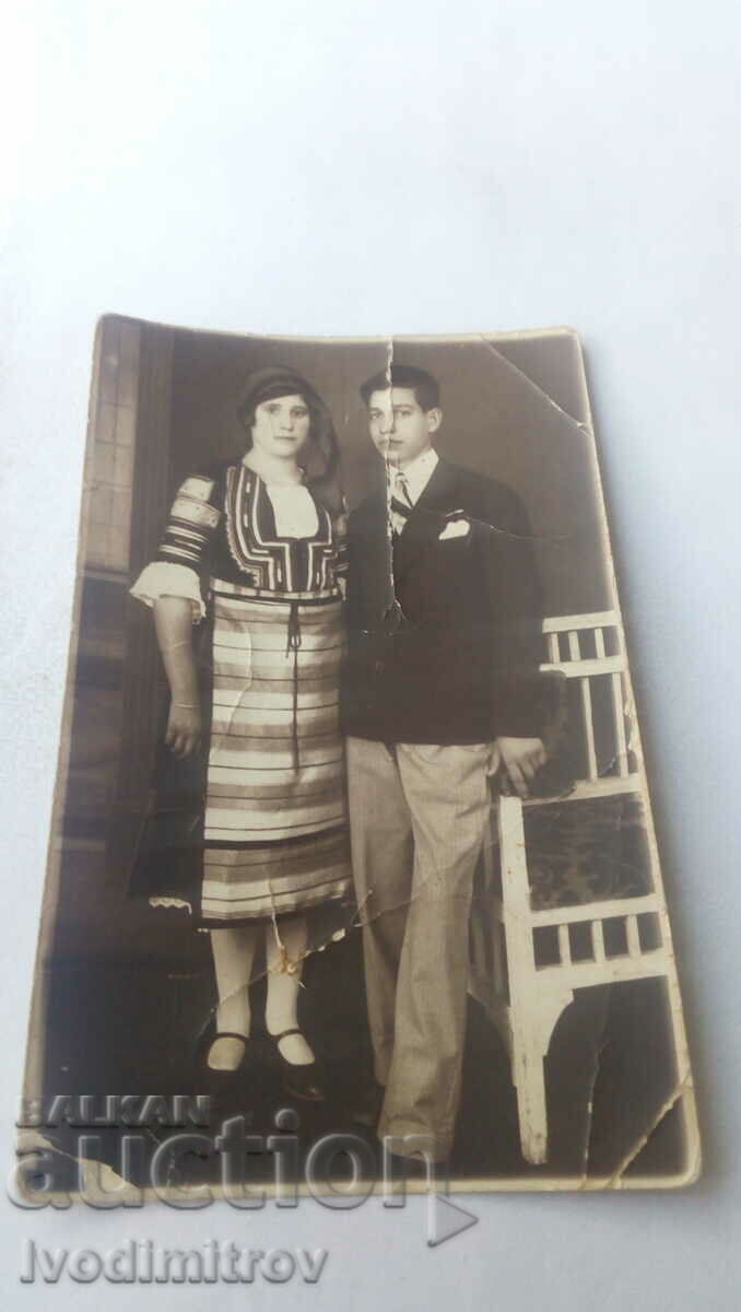 Снимка София Мъж и жена в народна народна носия 1931