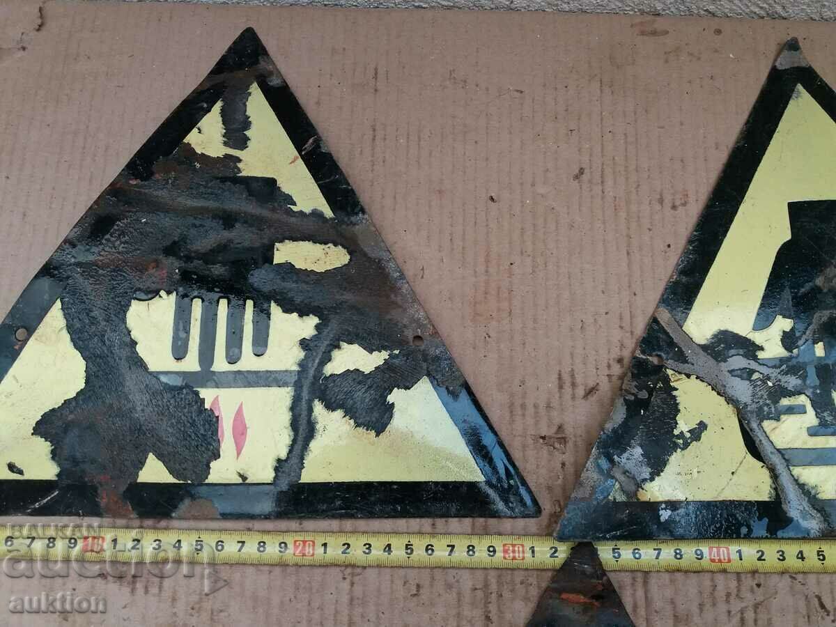 Delivery of SET OF 3 ENAMELED METAL SIGNS Delivery of SET OF 3 ENAMELED METAL SIGNS