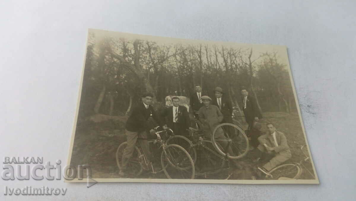 Φωτογραφία Άνδρες με vintage ποδήλατα