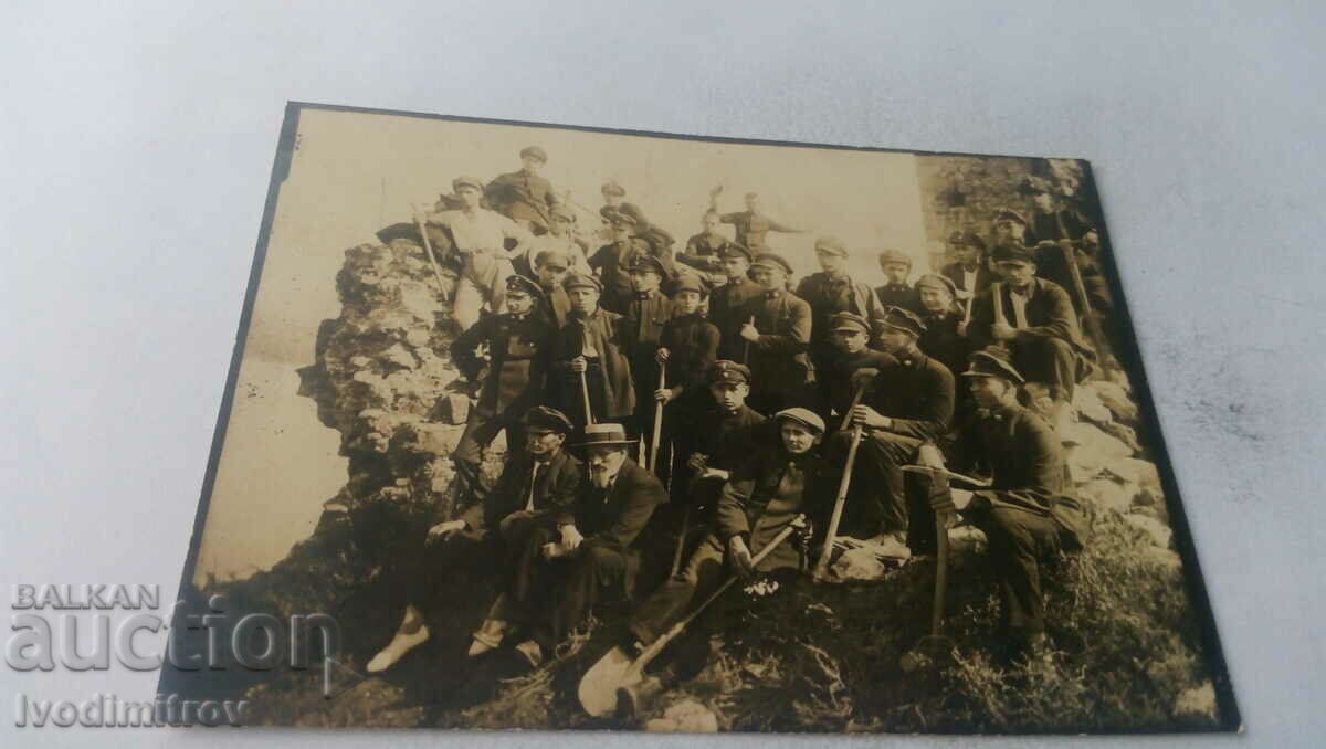 Photo Youth with picks and shovels of a brigade