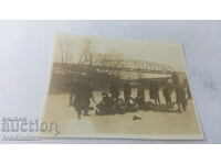 Photo Youth on a frozen river in front of a railway bridge
