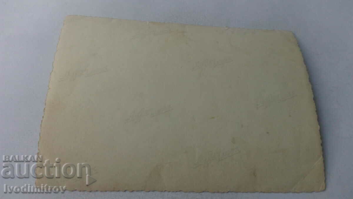 Φωτογραφία Svatbari μπροστά από ένα παλιό σπίτι με τιμή 2.35 BGN | € 1.20 Φωτογραφία Svatbari μπροστά από ένα παλιό σπίτι με τιμή 2.35 BGN | € 1.20