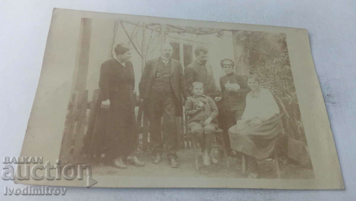 Снимка Цялата фамилия в двора на къщата си на Гергьовденъ