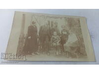 Снимка Цялата фамилия в двора на къщата си на Гергьовденъ