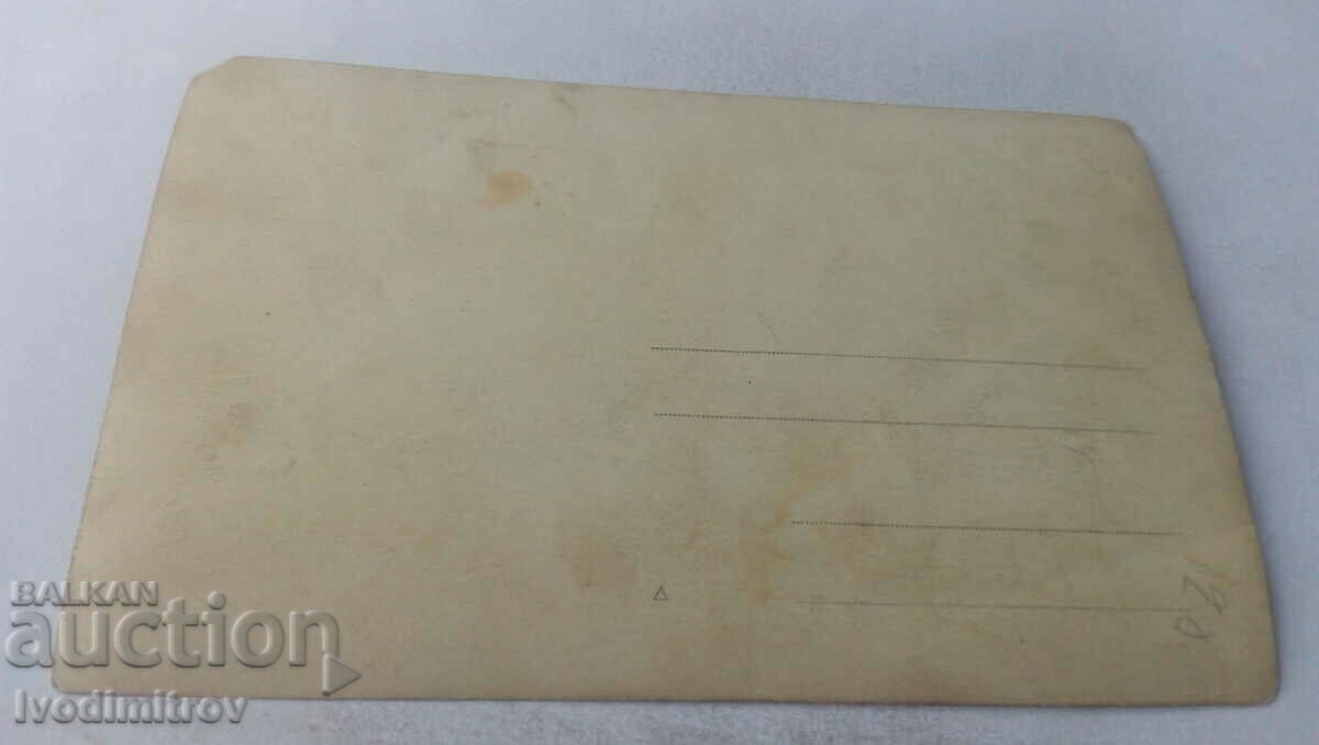 Photo Young men and women on an outing with price 1.65 BGN | € 0.84 Photo Young men and women on an outing with price 1.65 BGN | € 0.84