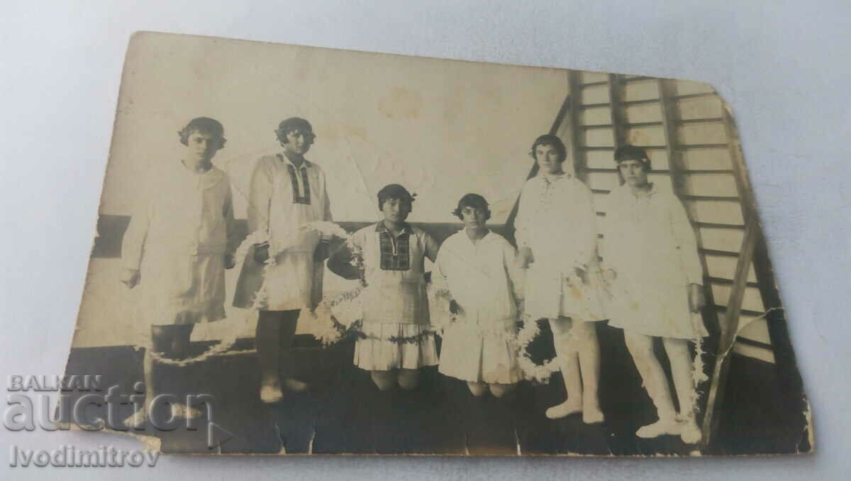Η κυρία Έξι νεαρά κορίτσια ντυμένα στα λευκά με Π.Ε. σαλόνι