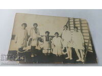 Doamna șase fete tinere îmbrăcate în alb la PE. salon