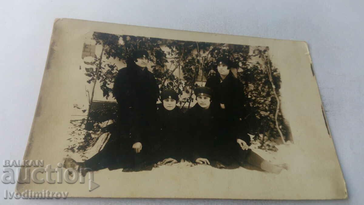 Φωτογραφία Τέσσερα νεαρά κορίτσια στην αυλή το χειμώνα
