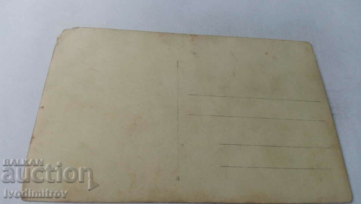 Photo Young men and women under a tree in winter with price 1.45 BGN | € 0.74 Photo Young men and women under a tree in winter with price 1.45 BGN | € 0.74