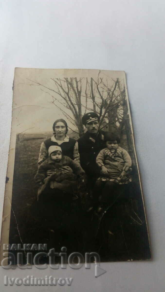Φωτογραφία Σιδηρόδρομος με τη γυναίκα και τα δύο παιδιά του