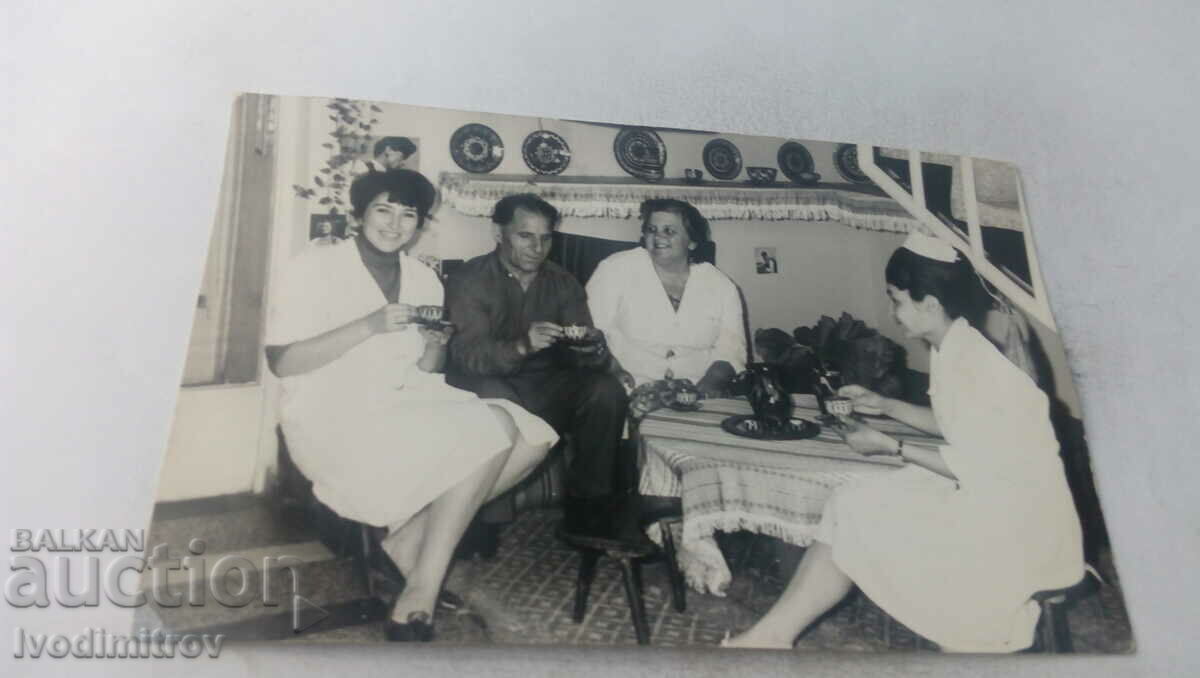 Φωτογραφία Ένας άνδρας και τρεις γυναίκες που πίνουν ένα φλιτζάνι καφέ