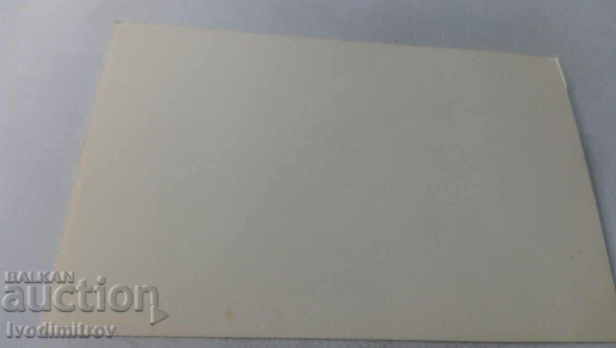 Снимка Жена в химическа лаборатория с цена 1.65 лв. | € 0.84 Снимка Жена в химическа лаборатория с цена 1.65 лв. | € 0.84