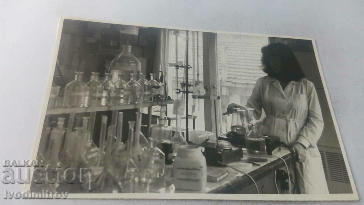 Снимка Жена в химическа лаборатория