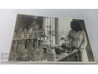 Φωτογραφία Γυναίκα σε ένα χημικό εργαστήριο
