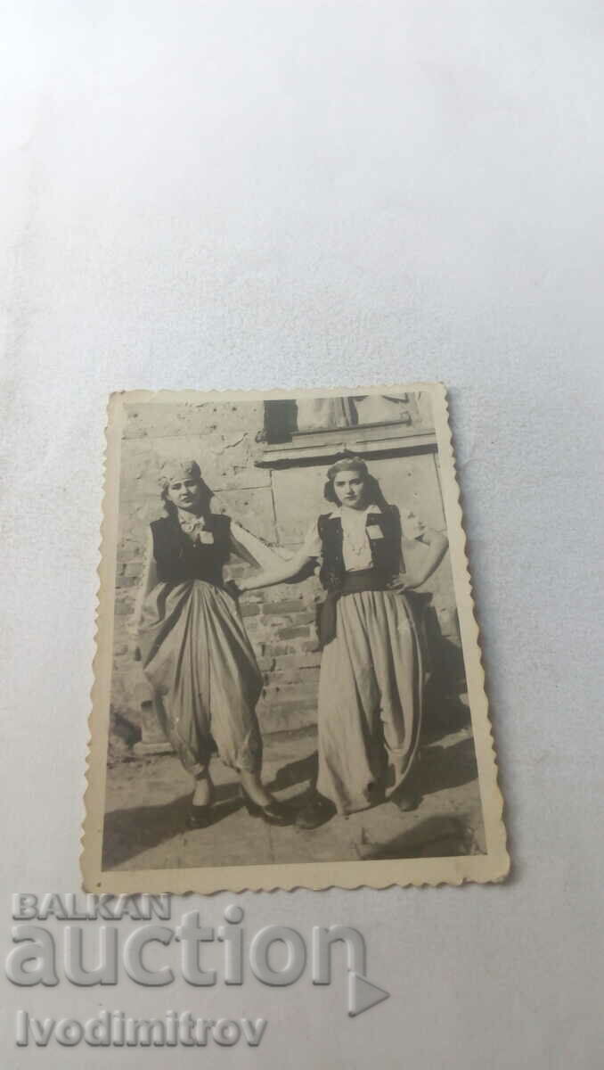 Photo Two women wearing shalwars