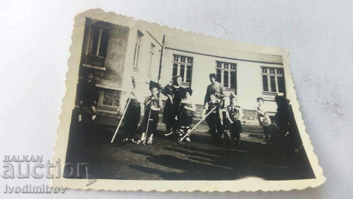 Снимка Момчета и момичета в коледарски носии в двора на у-то