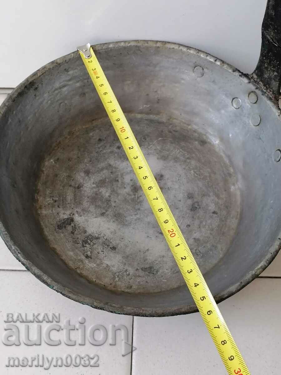 Auction An old copper pan, a baker, a tray, a copper pot Auction An old copper pan, a baker, a tray, a copper pot
