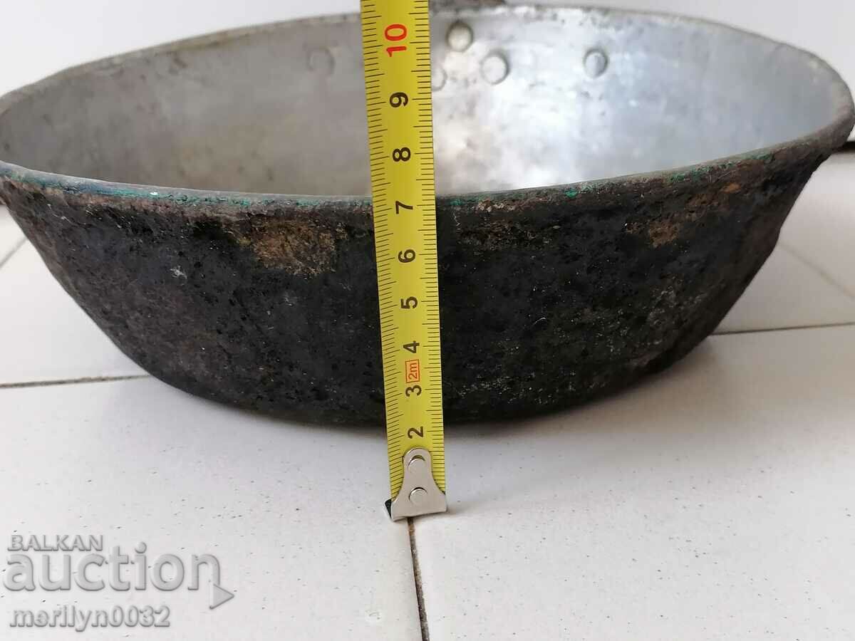 An old copper pan, a baker, a tray, a copper pot - 5 An old copper pan, a baker, a tray, a copper pot - 5