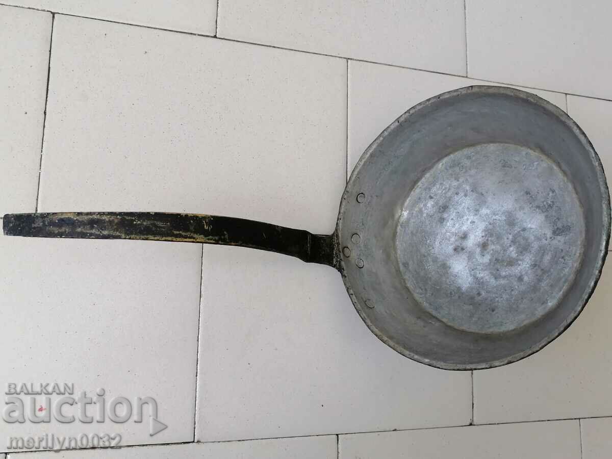 An old copper pan, a baker, a tray, a copper pot - 7 An old copper pan, a baker, a tray, a copper pot - 7