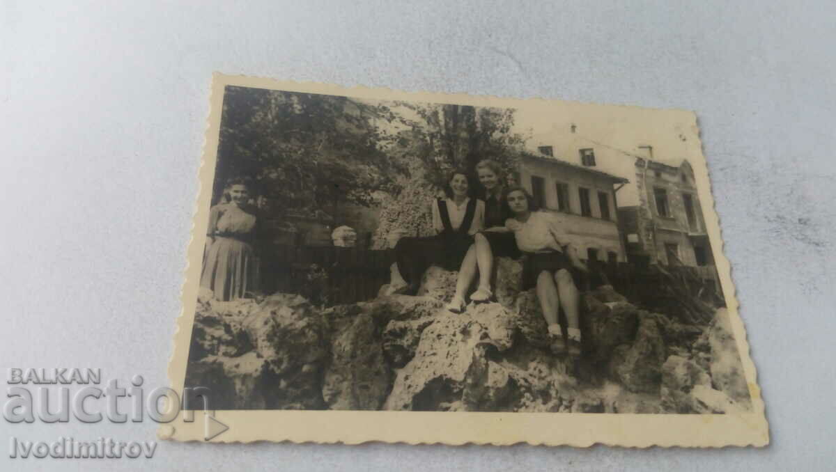 Φωτογραφία Τέσσερα νεαρά κορίτσια στις πέτρες