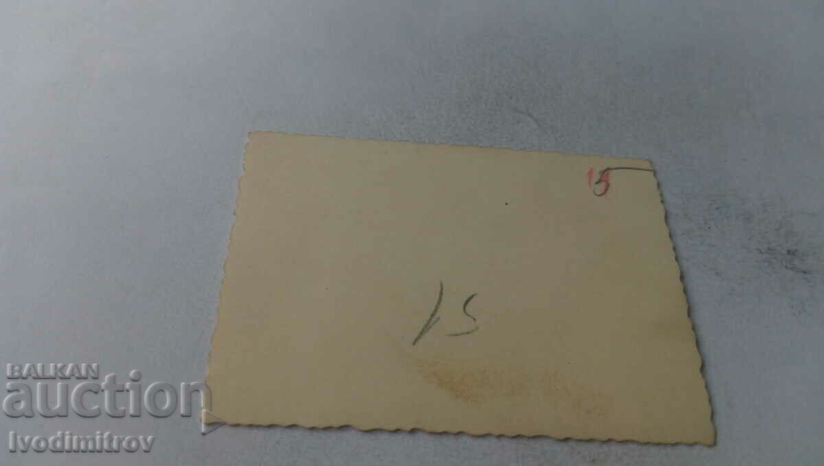 Foto Trei fete tinere pe pietre cu preț 1.75 BGN | € 0.89 Foto Trei fete tinere pe pietre cu preț 1.75 BGN | € 0.89