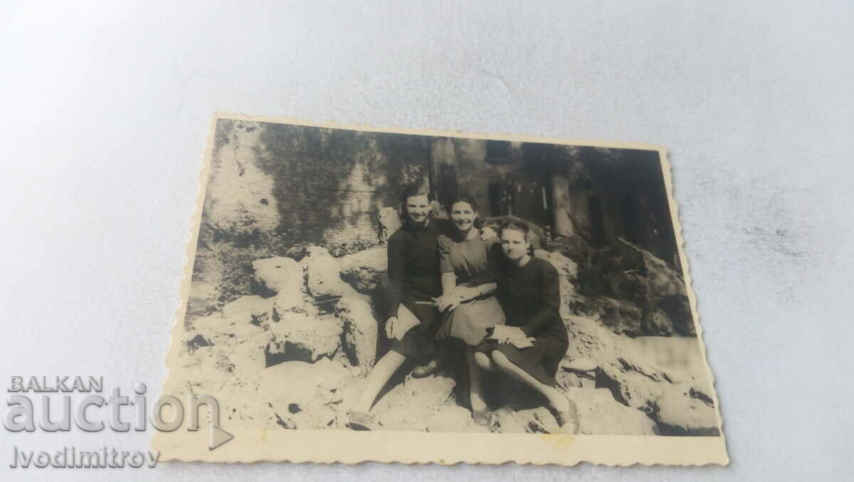Foto Trei fete tinere pe pietre