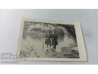 Imagine Două fete tinere lângă râu