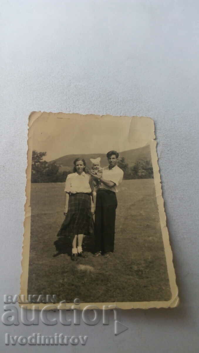 Снимка Мъж жена и малко момиченце на поляната