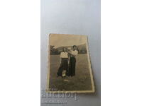 Fotografie Bărbat femeie și fetiță pe pajiște
