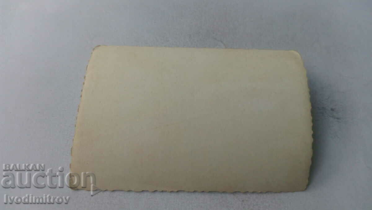 Φωτογραφία Τέσσερις άντρες σε μπουστάν με καρπούζια με τιμή 1.75 BGN | € 0.89 Φωτογραφία Τέσσερις άντρες σε μπουστάν με καρπούζια με τιμή 1.75 BGN | € 0.89