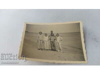 Fotografie Un bărbat și trei femei pe plajă