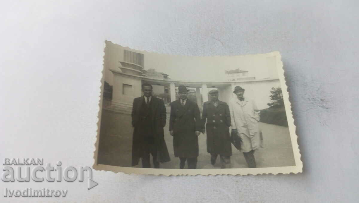 Φωτογραφία Βάρνα Τέσσερις άνδρες σε μια βόλτα