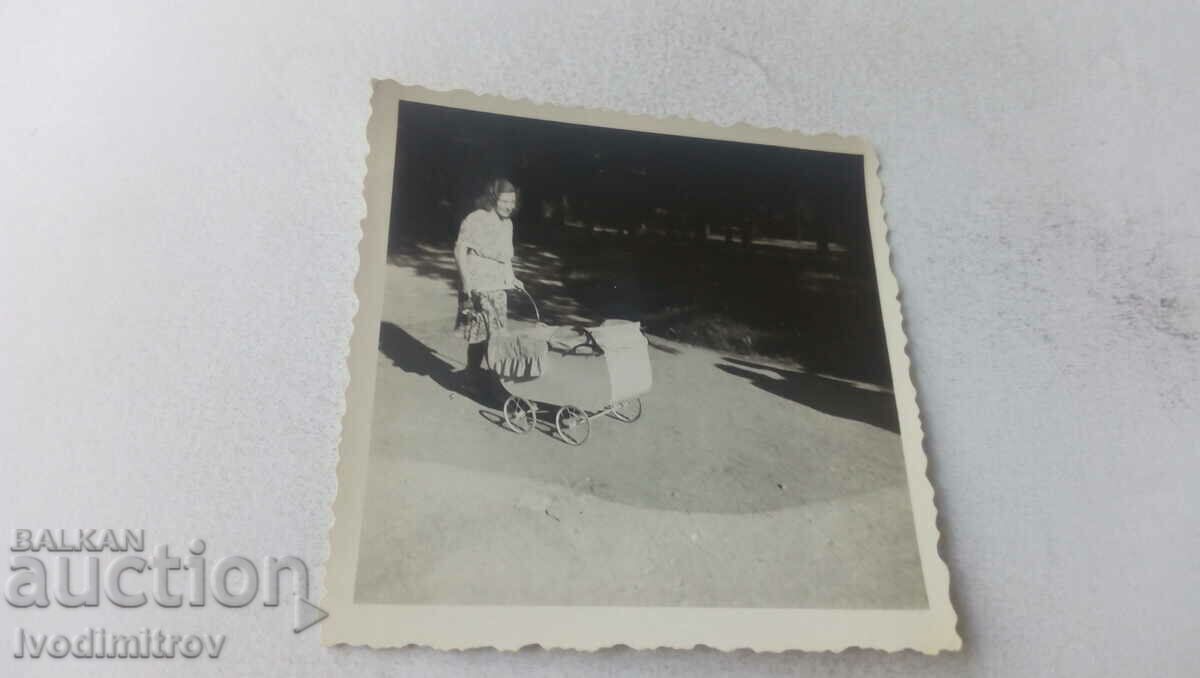 Sf. Sofia Femeie cu un copil într-un cărucior retro în grădina Boris