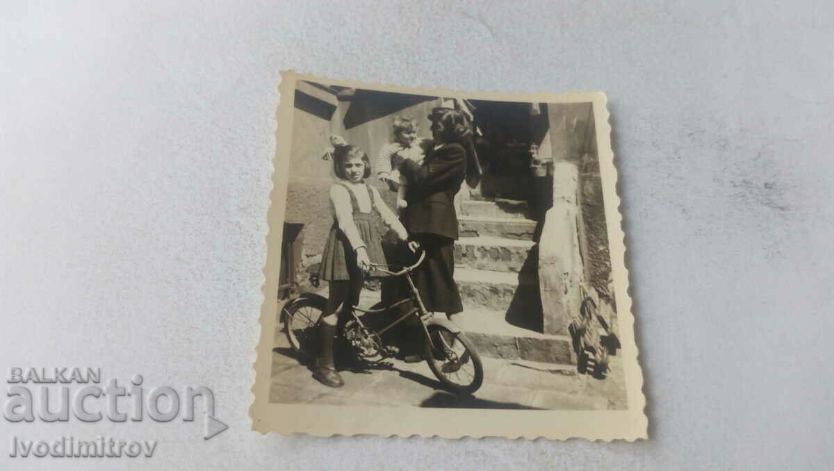 Dna Sofia O femeie cu un copil și o fată cu o bicicletă de epocă