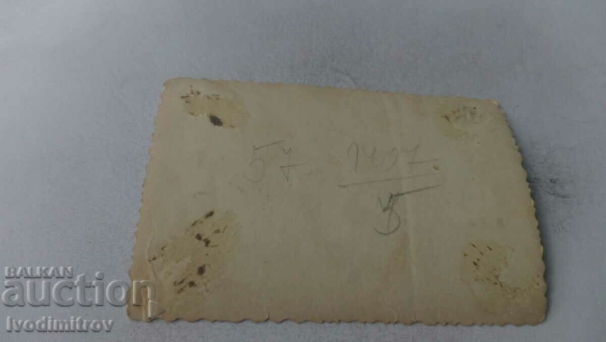 Φωτογραφία Σοφία Μια γυναίκα και ένα κοριτσάκι στο δρόμο με τιμή 2.65 BGN | € 1.35 Φωτογραφία Σοφία Μια γυναίκα και ένα κοριτσάκι στο δρόμο με τιμή 2.65 BGN | € 1.35