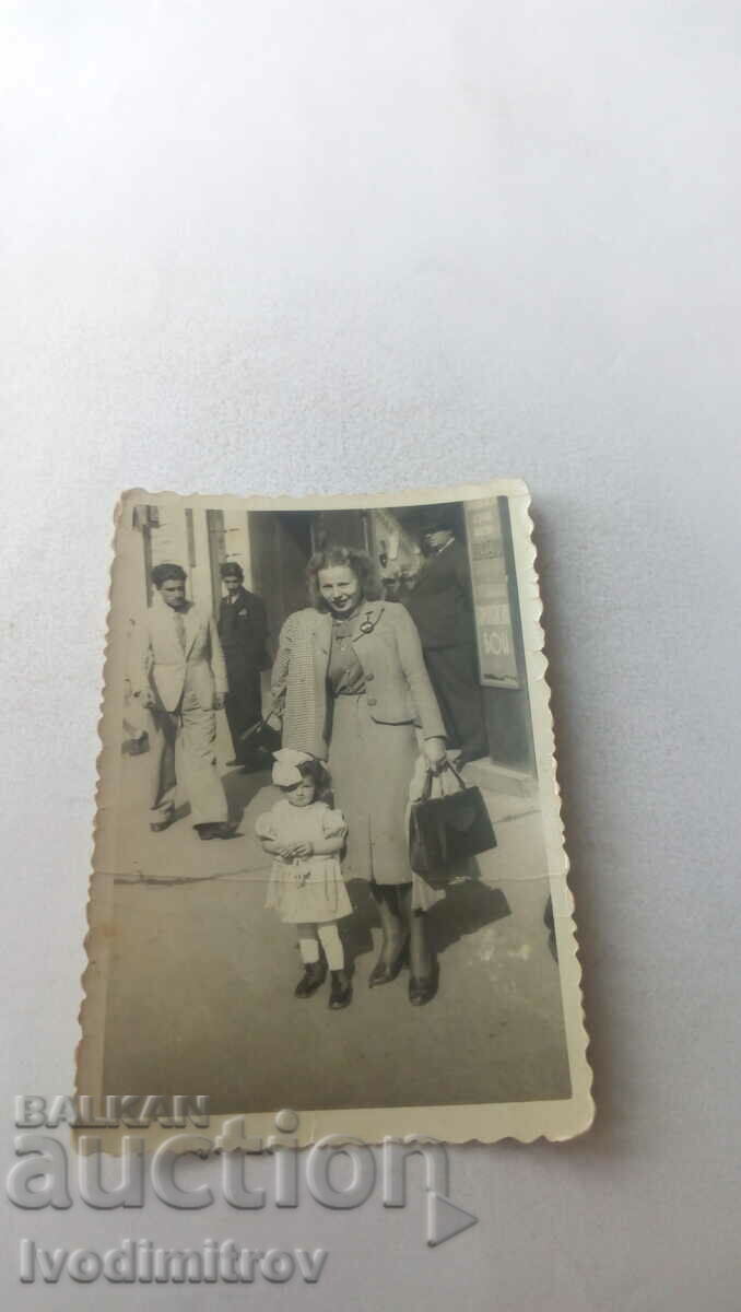 Photo Sofia A woman and a little girl on the street