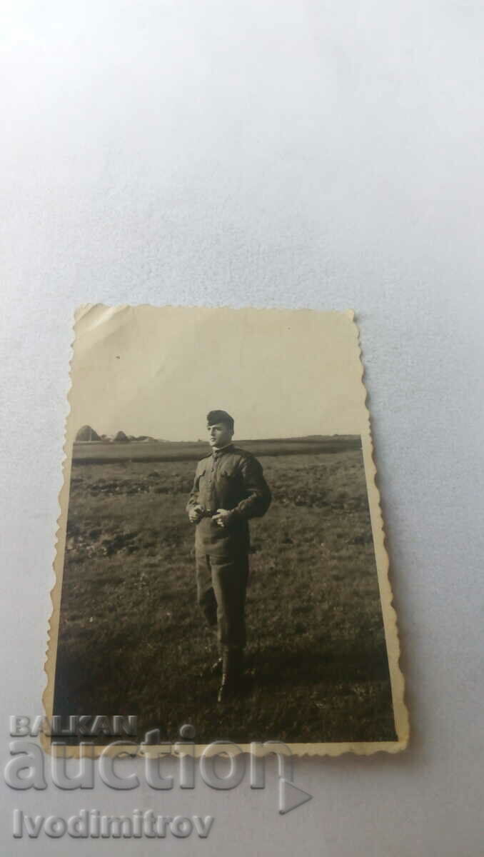 Foto Soldat în câmp