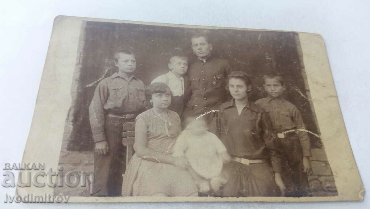Φωτογραφία Αξιωματικός με το Τάγμα της Γενναίας με την οικογένειά του