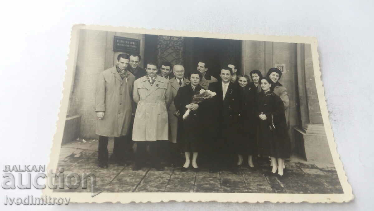 Снимка София Младоженци със свои приятели 1960