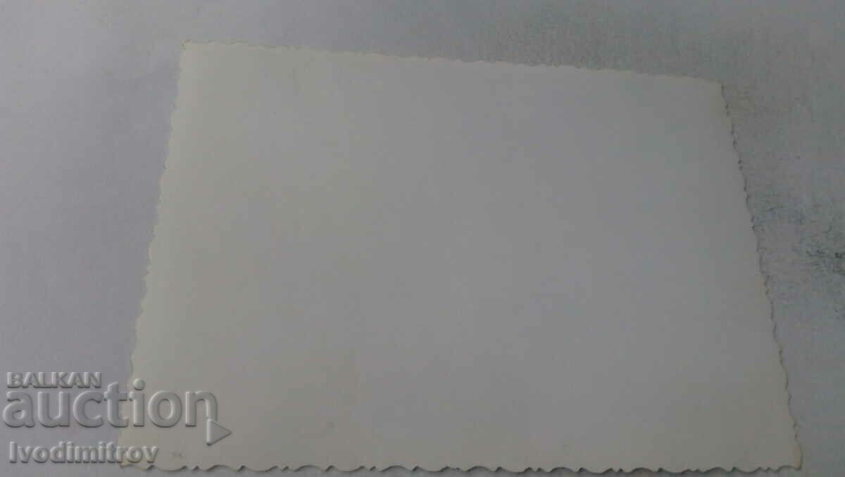 Fotografie cu proaspăt căsătoriți cu prietenii lor cu preț 1.35 BGN | € 0.69 Fotografie cu proaspăt căsătoriți cu prietenii lor cu preț 1.35 BGN | € 0.69