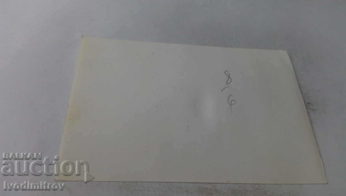 Φωτογραφία νεόνυμφων με τους φίλους τους με τιμή € 0.69 | 1.35 BGN