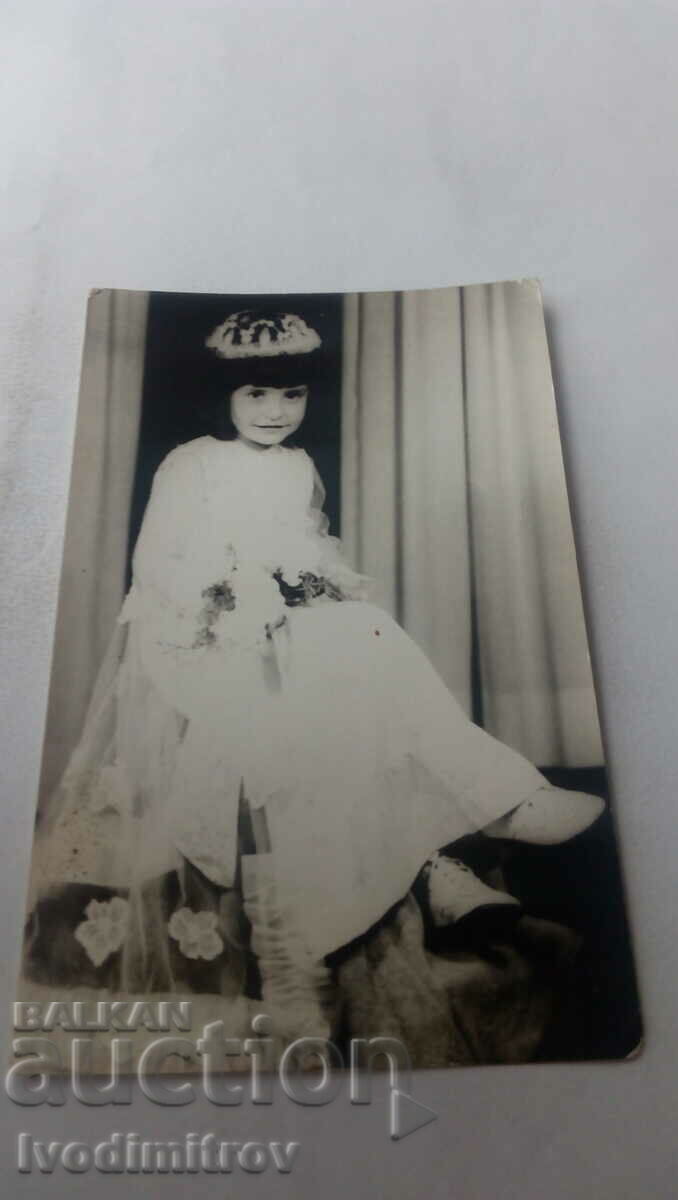 Foto Domnișoară de onoare într-o rochie albă