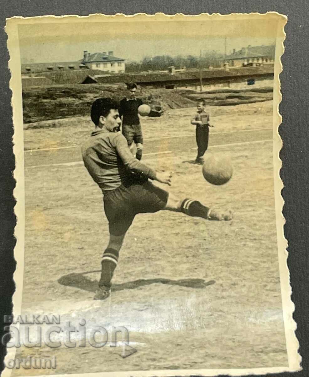 2513 Fotbalist al Regatului Bulgariei cu o minge din anii 1940