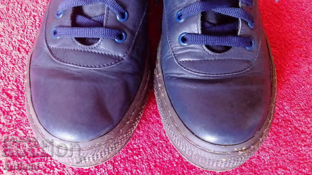 Pantofi sport vechi, adidași numărul 39 cu preț 32.00 BGN | € 16.36