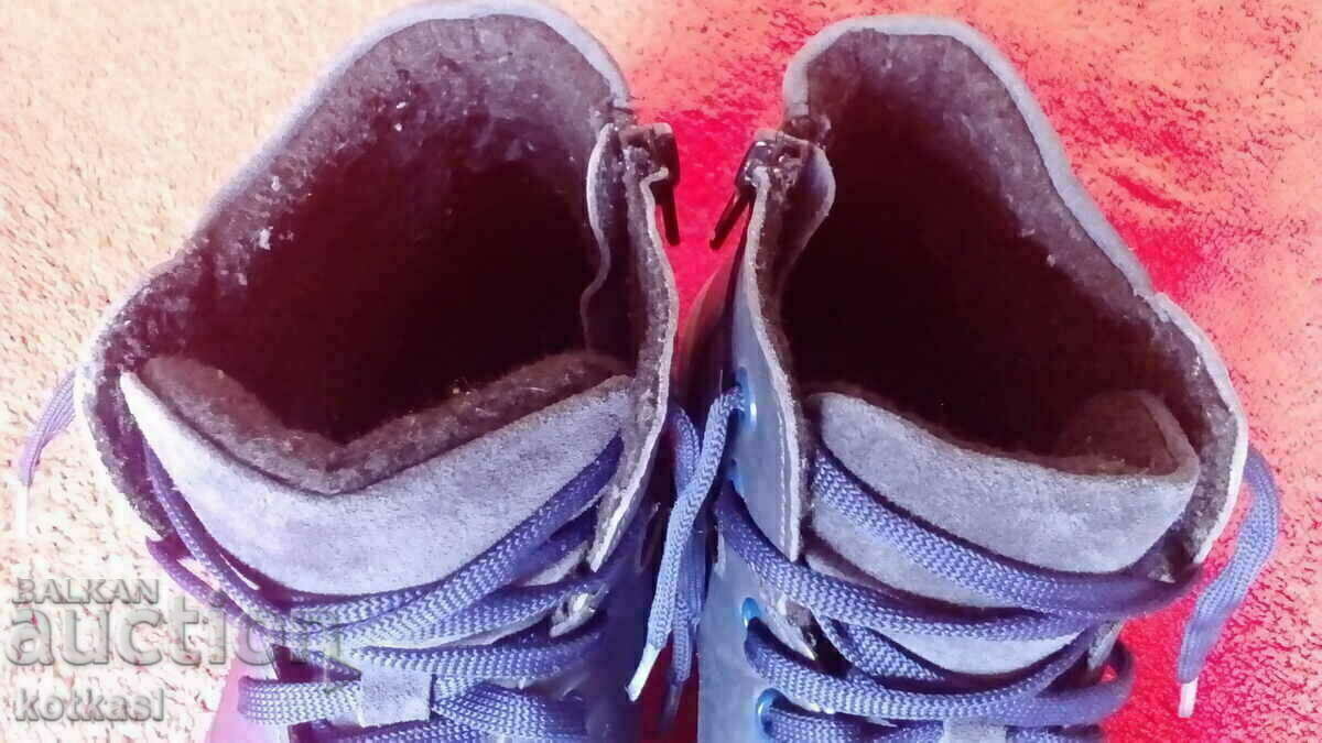 Licitație Pantofi sport vechi, adidași numărul 39