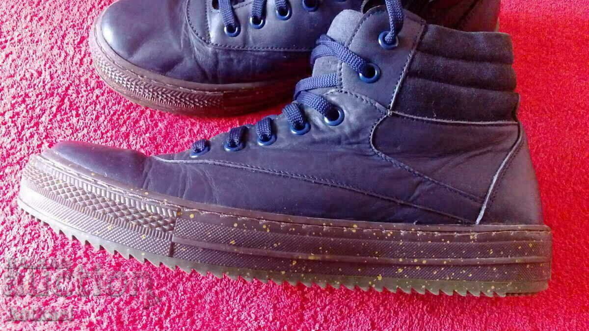 Livrarea Pantofi sport vechi, adidași numărul 39