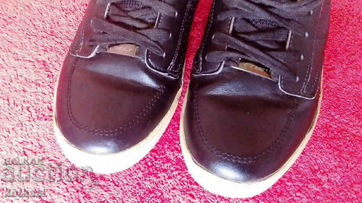 Old sports shoes sneakers number 37 runners with price 25.00 BGN | € 12.78 Old sports shoes sneakers number 37 runners with price 25.00 BGN | € 12.78