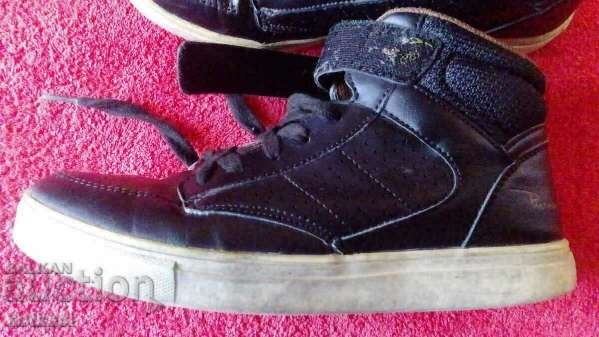 Delivery of Old sports shoes sneakers number 37 runners Delivery of Old sports shoes sneakers number 37 runners